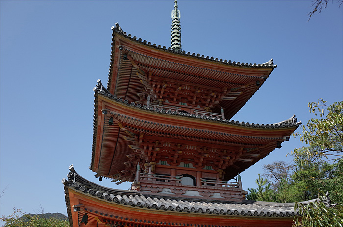 守平が「大檀越」となって造営された向上寺三重塔。  
   