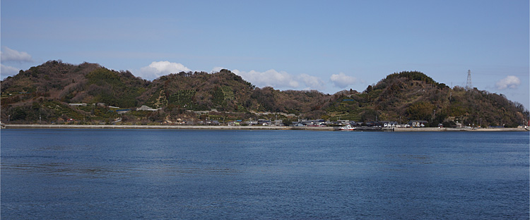 久比港から眺めた三角島。煕位の譲状にみえる「見賀多之島」。