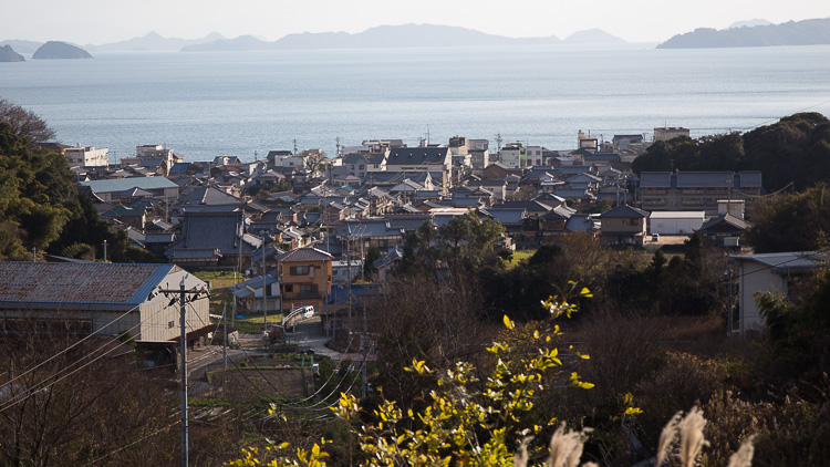 宇和木峠付近からの倉橋本浦の眺望。   