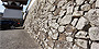 風早の浄福寺石垣。石垣の下部五分の一くらいの部分が最も古い。扁平で長方形に近い石材を層状に横目地を通して積む手法で、広島県西部では、桃山時代にみられる。