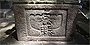 墓塔の拡大図。「興藤」と刻まれている。