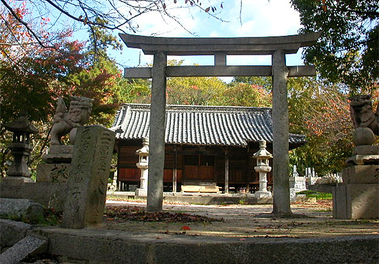 景守が禄や木刀を寄進したとされる生口神社。  
   