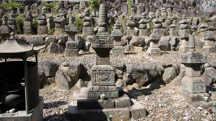 因島村上氏の菩提寺、金蓮寺にのこる多数の宝篋印塔と五輪塔。  