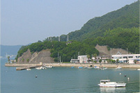 突端の先に村上氏の海城、天神山城があったと伝えられる。
   