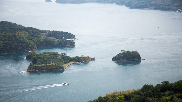 カレイ山展望台からの眺望。画面左の三つの島の内、真中が能島。     