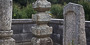 祥雲寺の宝篋印塔。基礎の上に笠部が三つ重なっている。