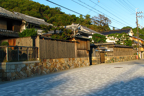坂越浦に面する家並み。