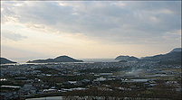 仁尾と三野を結ぶ吉津峠から眺めた仁尾。海岸の前面に大蔦島、小蔦島があり、天然の防波堤を形成していることがわかる。  
   