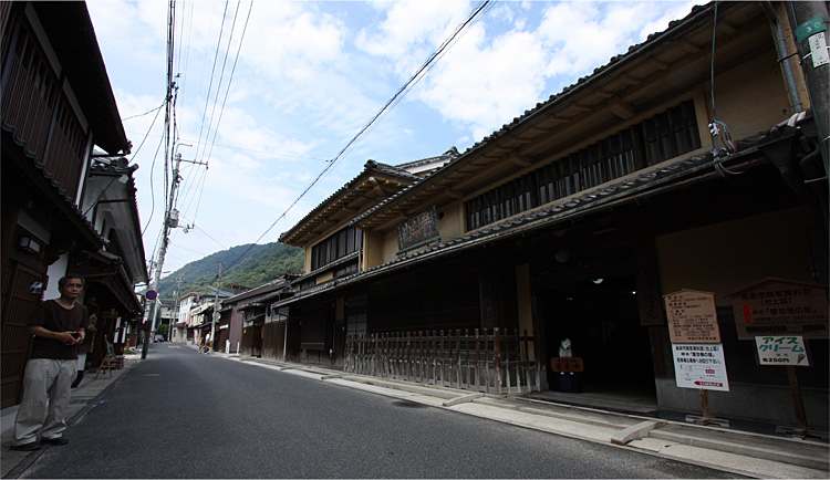 松山の本町の町並み。本町は１７世初に備中国奉行として松山に入った小堀政次、政一父子による城下町建設により誕生した。