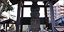 阿知五輪石塔。西阿知の県道脇に立つ五輪石塔で、室町末期頃の作と推定されている。江戸後期には阿知大明神と呼ばれて崇敬された。