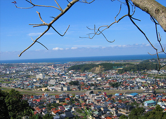 七尾城本丸から眺めた益田の市街。 
 
