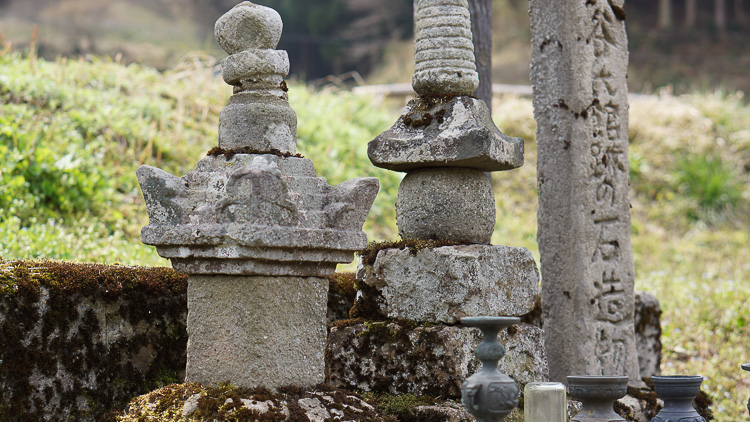 大谷氏のものと伝わる宝篋印塔 （左）と五輪塔（右）。現在の福井県から運ばれた日引石製とみられるという。 