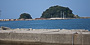 大島と小島。現在は地続きになっているが、かつては沖に浮かび、長浜を天然の良港としていた。