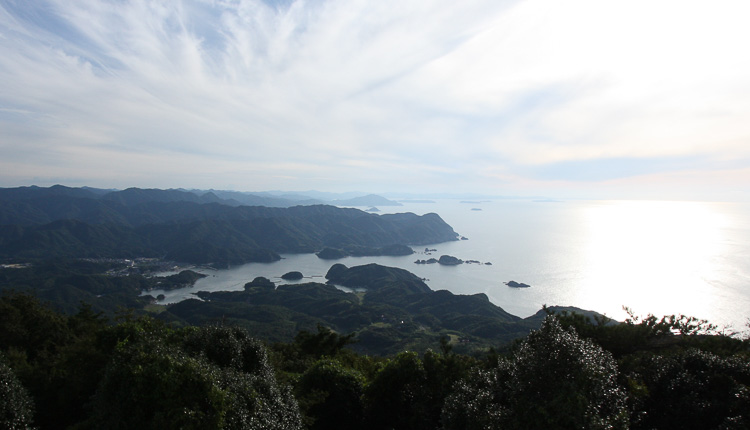 高山頂上部の展望台から眺めた須佐湾。  
