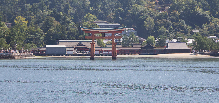 沖から眺めた厳島神社。