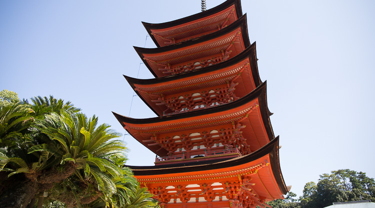厳島神社五重塔。天文二年（１５３３）に改修された（建立説もある）。初重の朱柱銘に泰久の名がみえる。