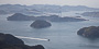 吉海町の亀老山展望台から眺めた来島海峡。画面中心の小島が中途城が築かれた中渡島。来島海峡の交通を抑える要衝であったことがわかる。