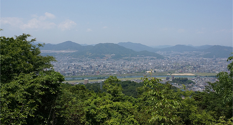 戸坂城跡から眺めた佐東金山城（中央の山）。武田氏はこの城を中心に安芸国支配を展開した。