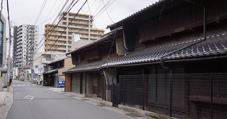 国道と並行する祇園の古い街道には伝統的な町並みが残っている。