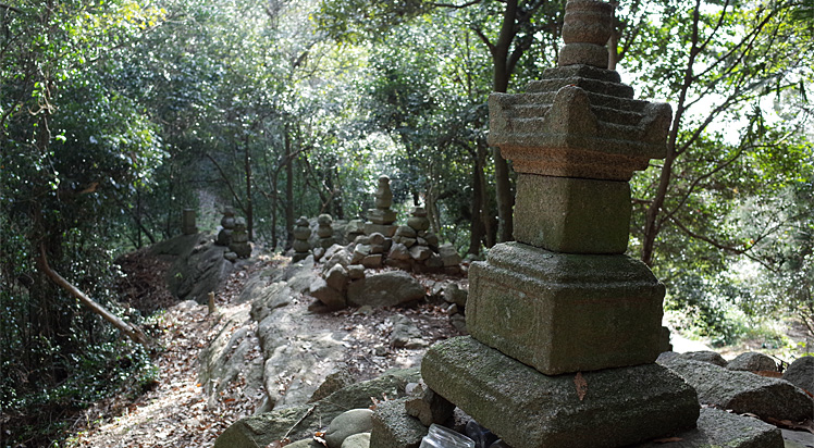 海越土佐守古墓群。 二基の宝篋印塔といくつかの五輪塔群からなる。海越土佐守のものと伝えられている。