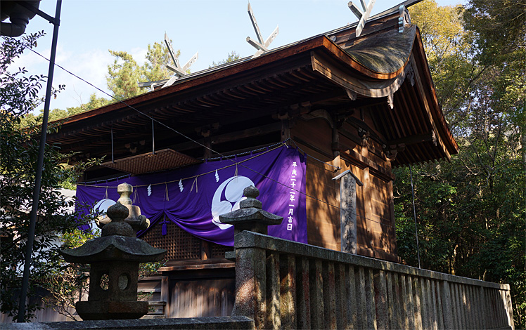 文明十二年に倉橋多賀谷氏によって再興された柿葺の桂浜神社本殿。