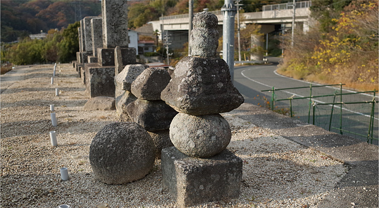 広島県呉市吉浦中町３丁目に残る石塔群。中世の五輪塔や宝篋印塔の部材が確認できる。 