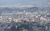 仁保島城二の丸から眺めたかつての広島湾。画面中央の丘陵がかつての江波島。
   
