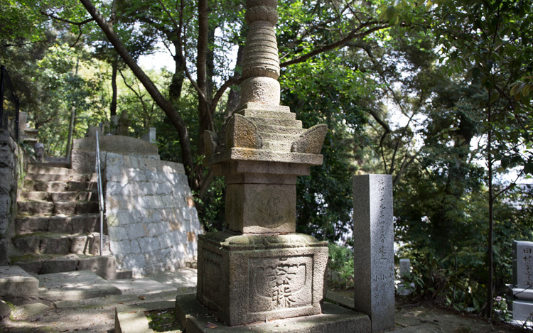 廿日市洞雲寺に残る友田興藤の墓。
   