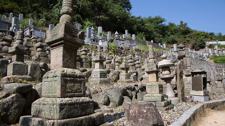 因島村上氏の菩提寺、金蓮寺に残る因島村上氏の墓塔群。多数の宝篋印塔、五輪塔が安置されている。