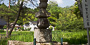 大慈寺入口に立つ五輪塔。和智氏実の墓と伝わっている。