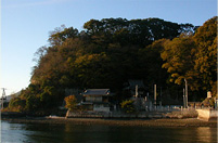洲崎の渡の三津浜側から眺めた湊山城。
   