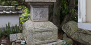 能島村上氏の菩提寺だった証名寺跡に残る宝篋印塔。１４世紀中頃のものといわれる。