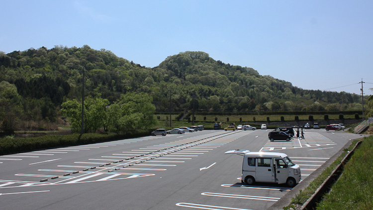 鏡山公園駐車場から眺めた鏡山城跡。 