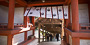 吉備津神社の南随身門。回廊の途中に建つ。延文二年（１３５７）の再建で、吉備津神社では最古の建造物。国の重要文化財。なお、回廊は天正年間の建立とされる。総延長３９８ｍ。