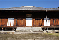 応安七年（１３７４）建立と伝えられる萬福寺の本堂。国指定重要文化財。