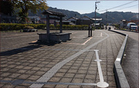 おどい広場。益田氏の居館・三宅御土居の跡地につくられた公共広場。
   