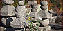萬福寺墓地にある五輪塔群。奥の大きな二つが益田兼見・兼方の墓塔と伝わる。