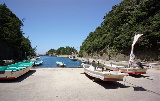 鞆ヶ浦港。入り江の入口には鵜島が浮かんでおり、防波堤の役割を果たして天然の良港を形成している。
   