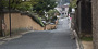 長府中学校から毛利邸へと抜ける高低差のある「切通し」。坂の高低に沿って練塀がつづいている。